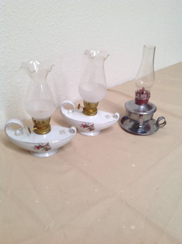lot 70 image: 3 Vintage Aladdin oil lamps