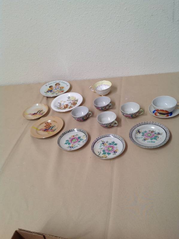 lot 72 image: Vintage cups and saucers most Japan