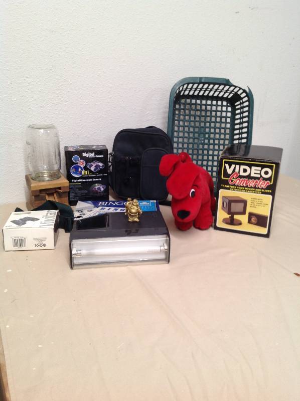 lot 77 image: Mason jar candy dispenser, 2 x Binocular sets, Ever ready light box, Clifford, Video converter and Buda