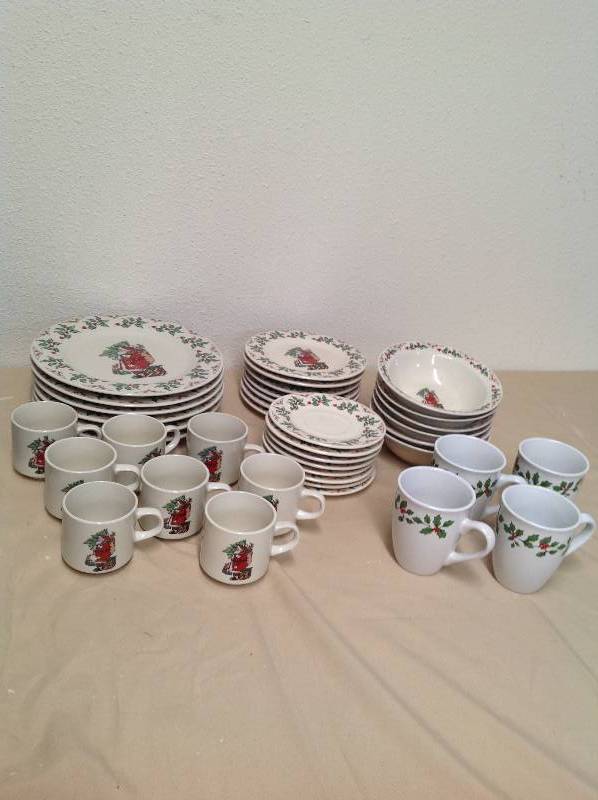 lot 82 image: Santa Dish Set Christmas