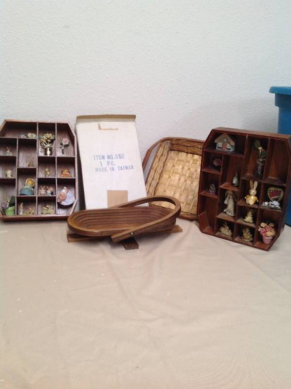 lot 91 image: Wall Hangings with Items in them, Basket, and fordable Basket
