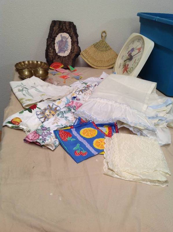 lot 92 image: Kitchen Towels, Wall decor, Painted Dishes