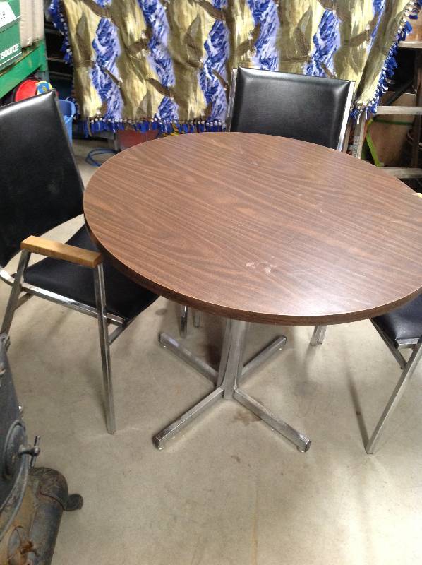 lot 96 image: Small table and 3 stackable metal chairs