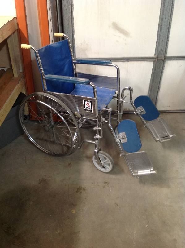 lot 100 image: Older collapsible wheel chair