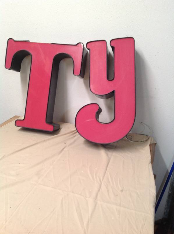 lot 29 image: T and Y letters