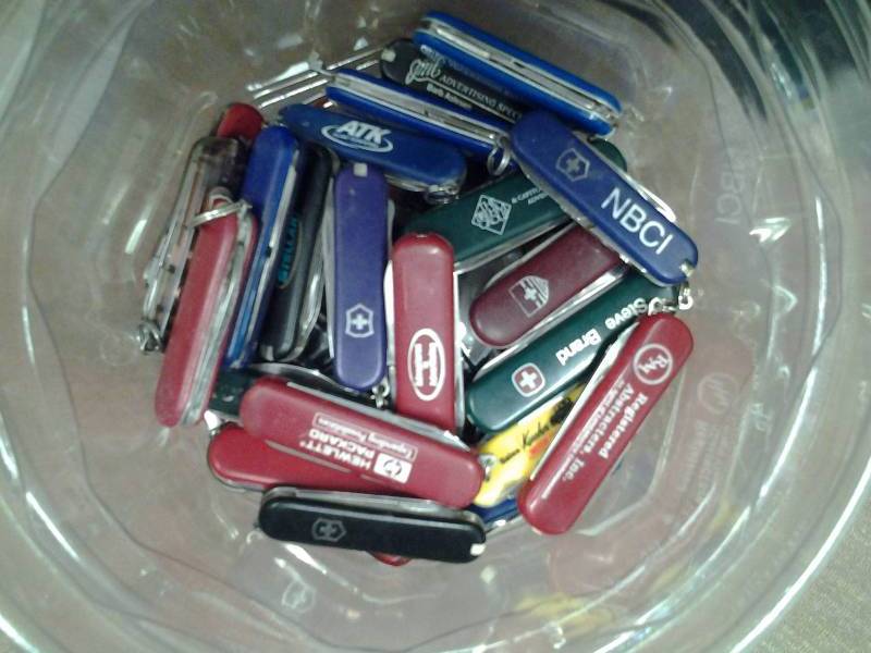25-Pocket Knives With  Advertisements
