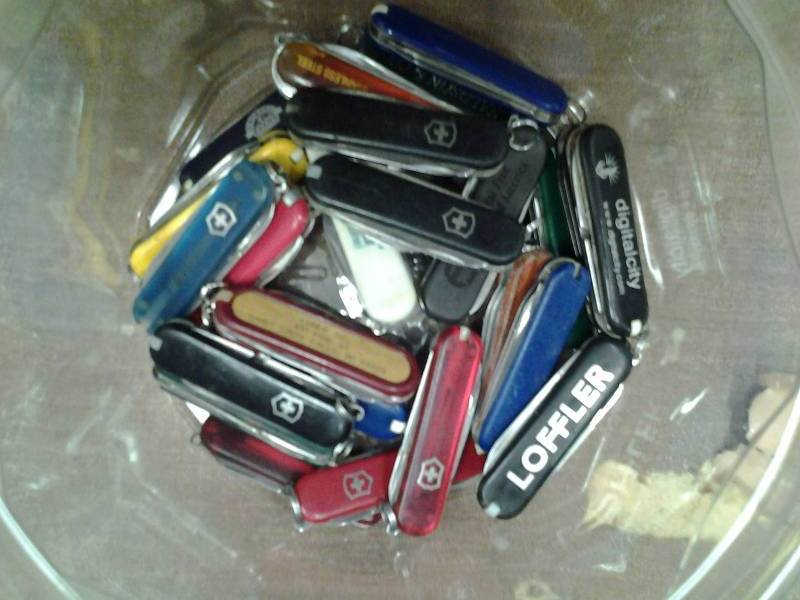 25-Pocket Knives With  Advertisements