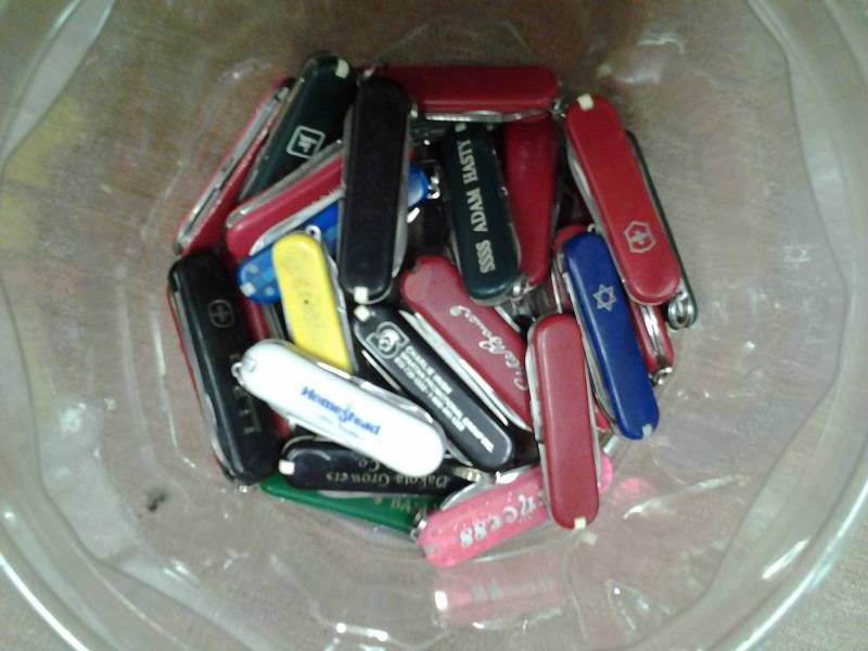 25-Pocket Knives With  Advertisements