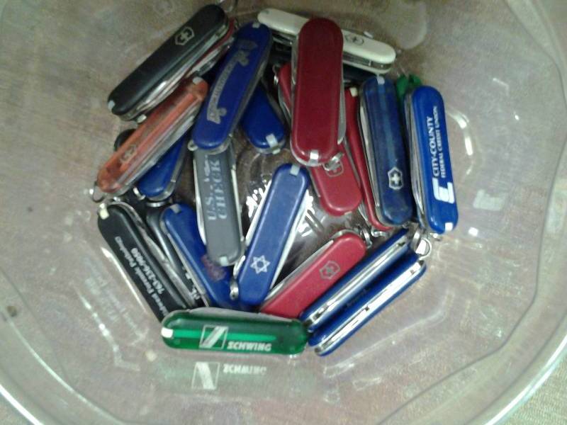 25-Pocket Knives With  Advertisements