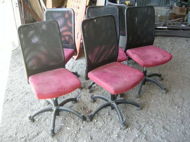 lot 18 image: 6 Rolling Padded Chairs