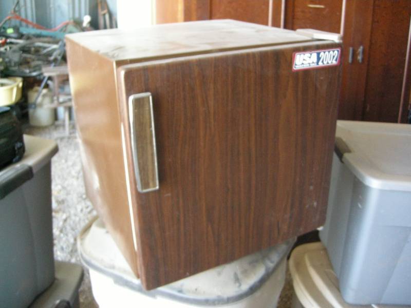 lot 19 image: Cube Fridge