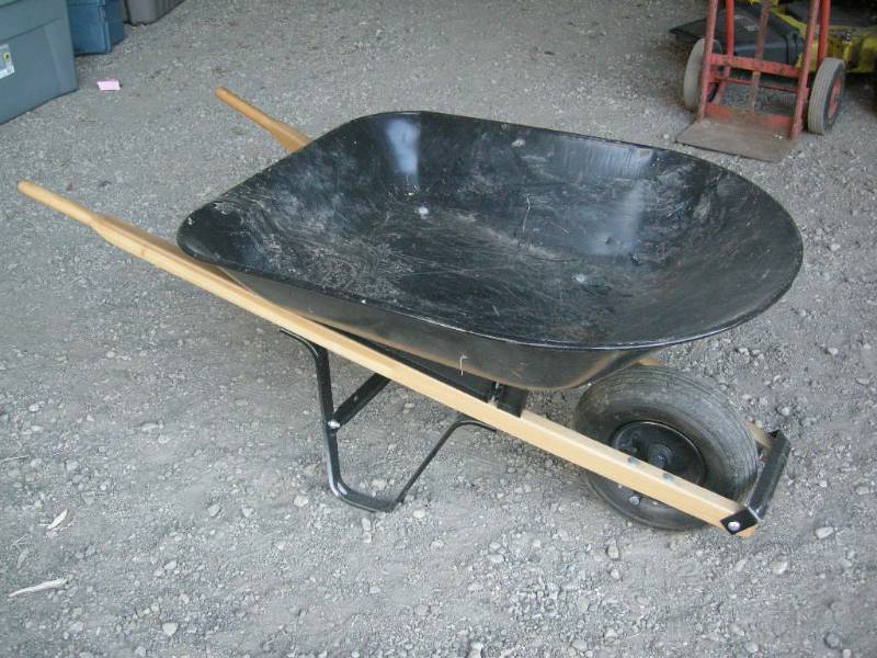 lot 26 image: Black Hawk Wheelbarrow
