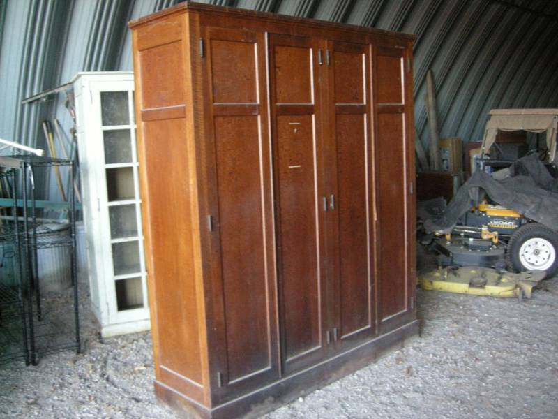 lot 11 image: Large Antique Cabinet