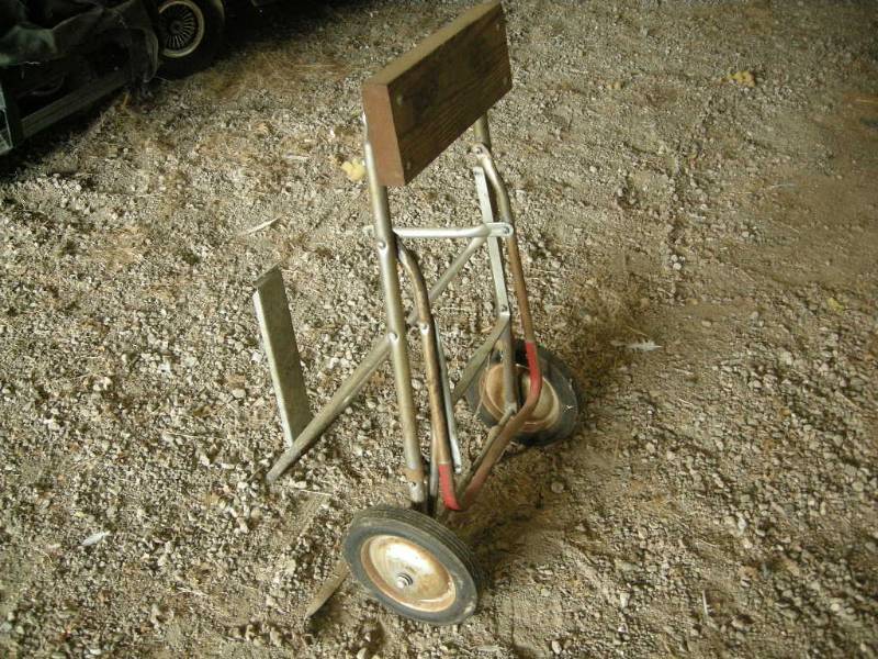 lot 33 image: Outboard Motor Stand