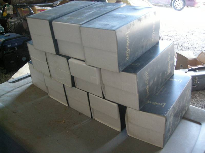 lot 62 image: 12 Large Lyndex ChuckHolders