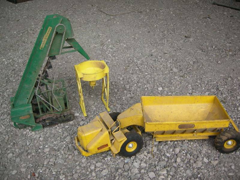 lot 108 image: 2 Vintage Model Toys