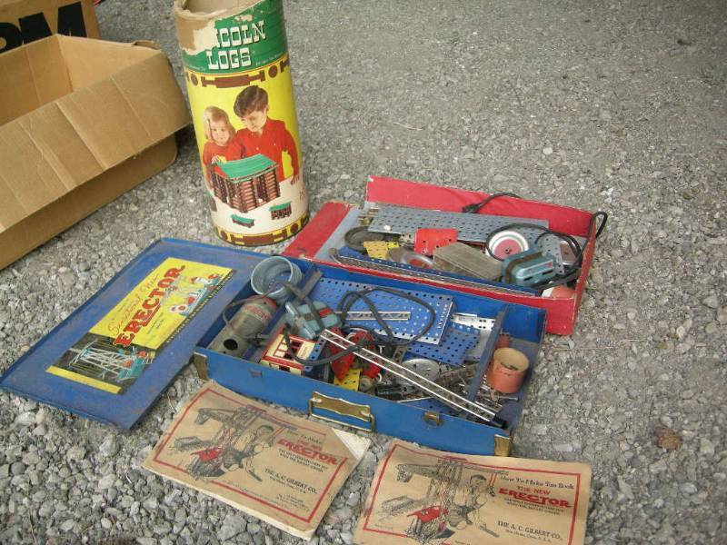 lot 110 image: Vintage Gilbert Erector Set and Lincoln Logs