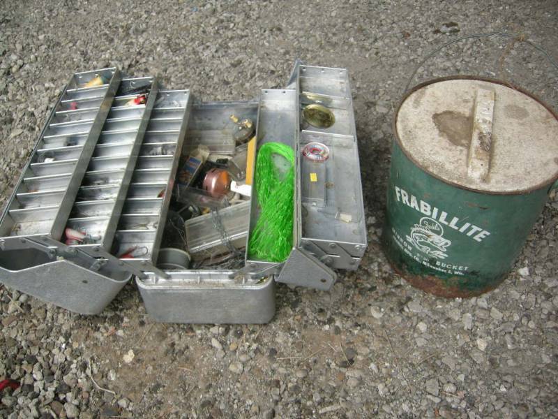 lot 143 image: Vintage Tacklebox - Tackle - Minnow Bucket