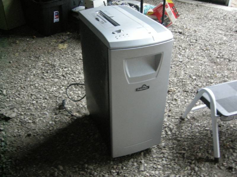 lot 150 image: Fellowes Large Paper Shredder