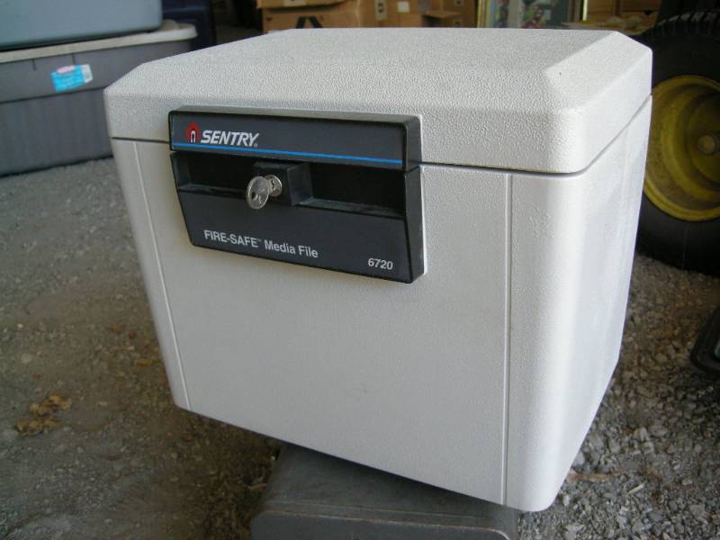 lot 50 image: Sentry Safe