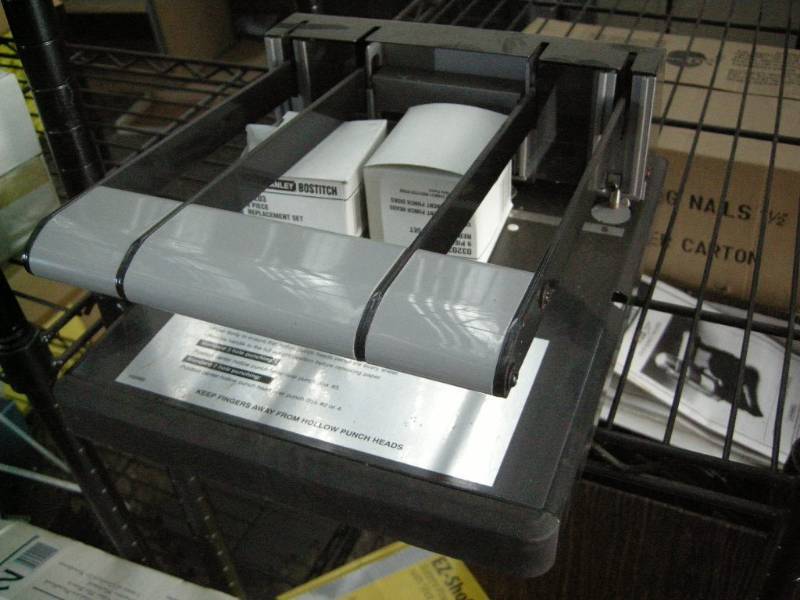 lot 172 image: Stanley Bostitch Heavy Duty Hole Punch