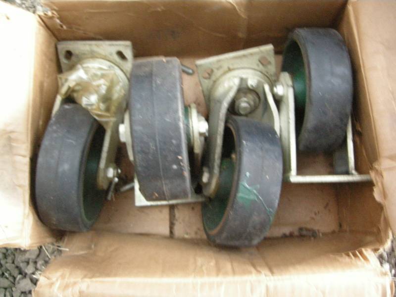 lot 192 image: 4 Large Castor Set