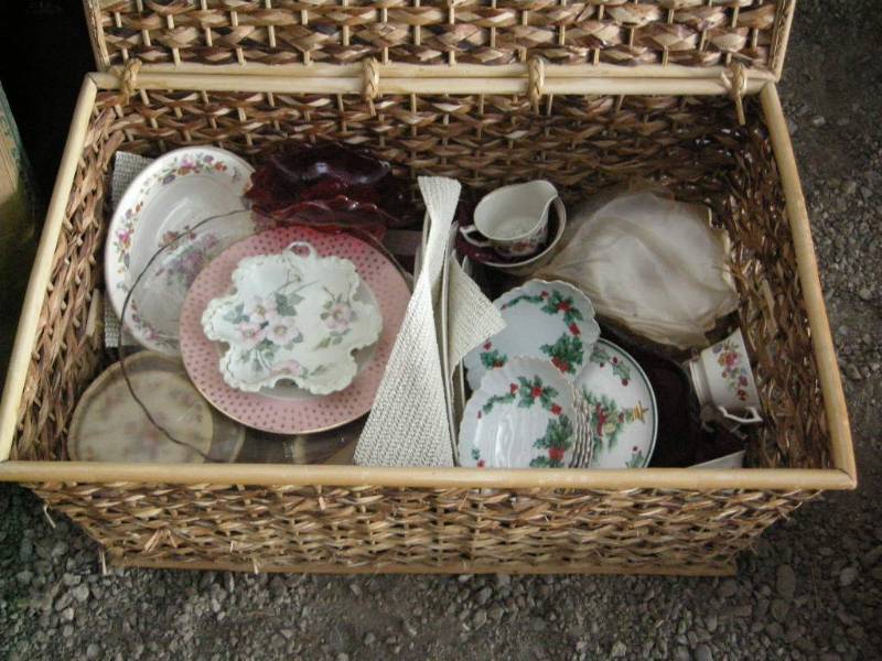 lot 194 image: Group Vintage China-Glassware