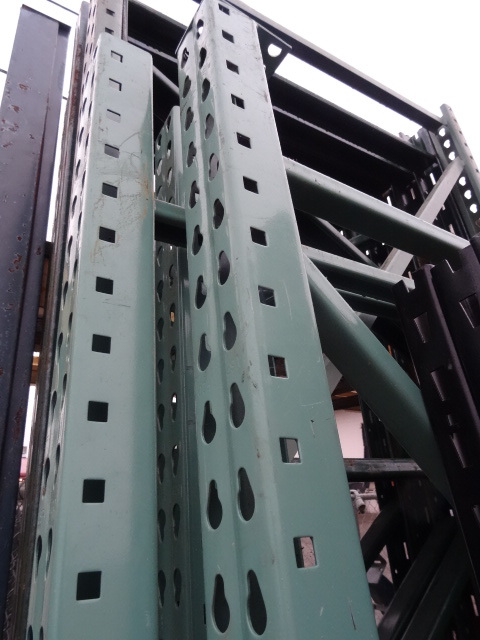 Tear drop pallet rack. 2 uprights 4...