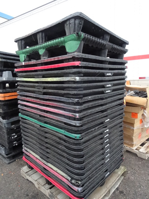 25 plastic pallets...