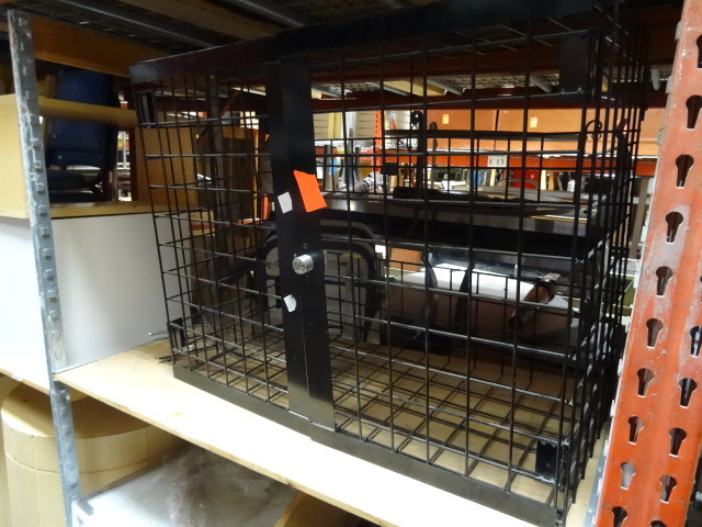 Retail hanging wire grid lock up ca...
