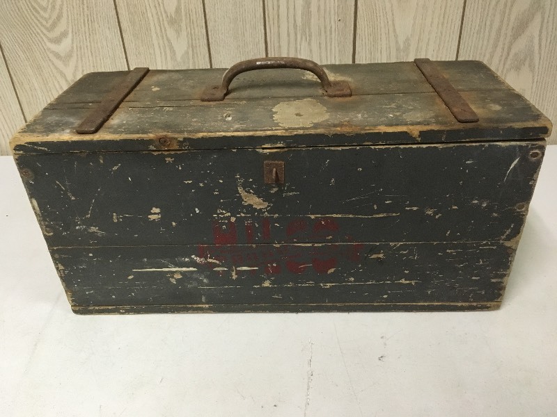 lot 8 image: Wooden Box with Hinged Lid & Handle