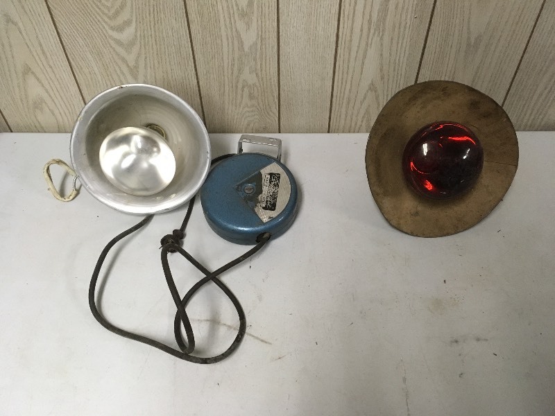 lot 18 image: Vintage Lights - Shop With retractable Cord