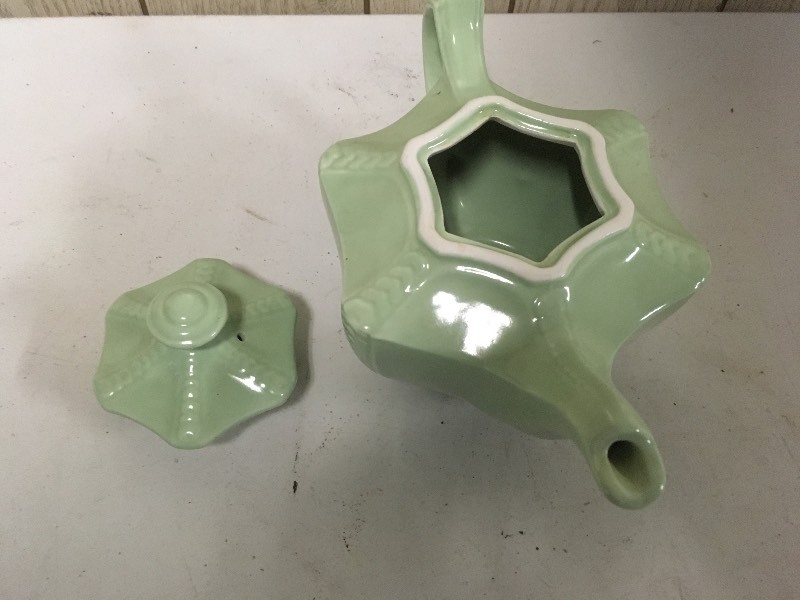 lot 28 image: HALL USA Teapot