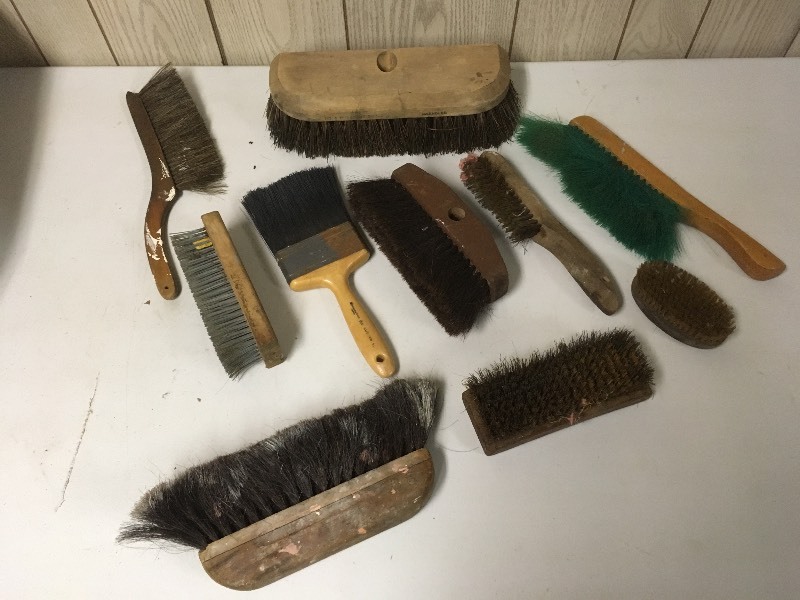 lot 52 image: Box of Brushes & Brush Heads