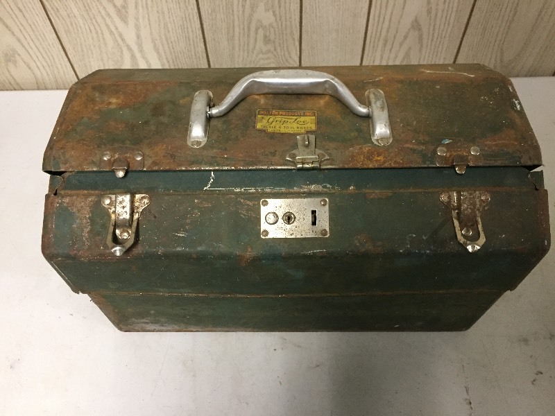 lot 51 image: Vintage Grip-Loc Metal Toolbox