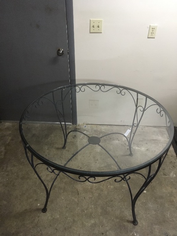 lot 75 image: Outdoor Rod Iron Table & Chairs
