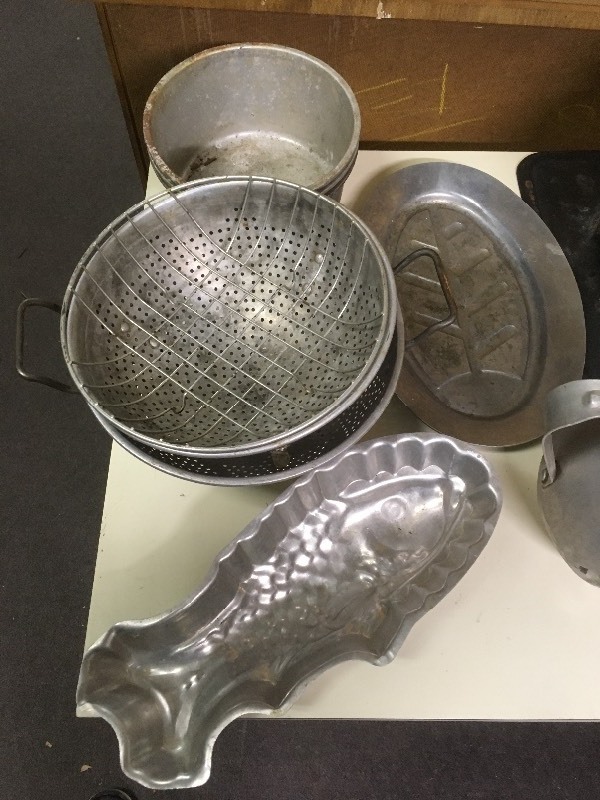 lot 61 image: Vintage Aluminum Molds Bakewear