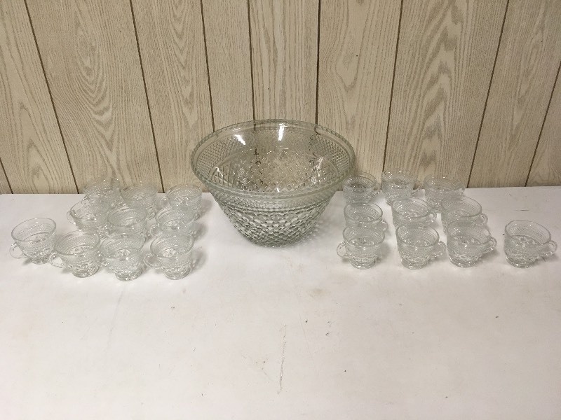 Punch Bowl & 20 Cups  Mugs - Holiday Cheer