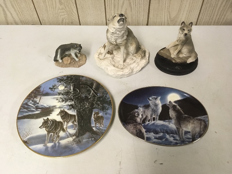 Wolf Figurines & Decorative Plates