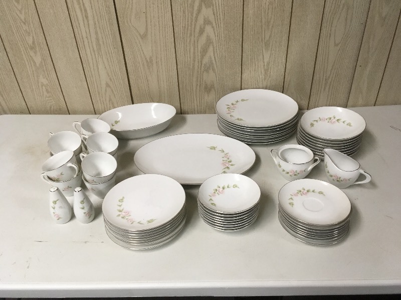 China Settings for 8 Tudor Rose