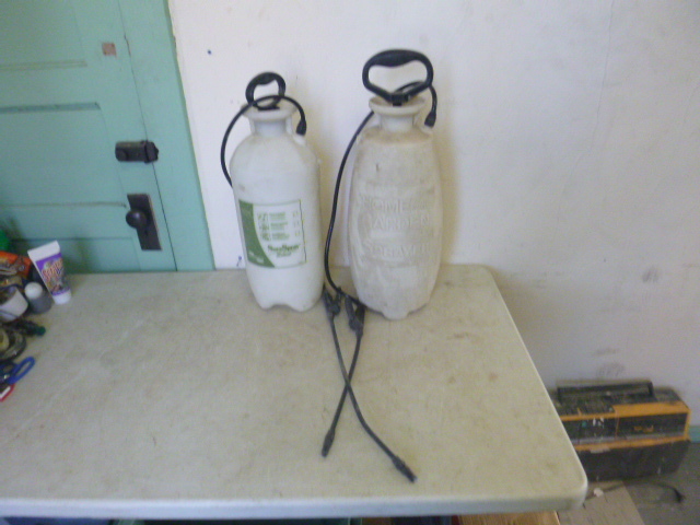 lot 15 image: 2 Hand Lawn and Garden Sprayers