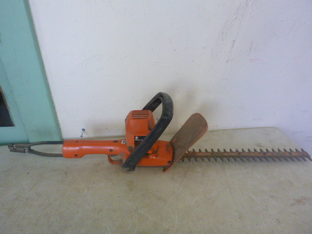lot 17 image: Black & Decker 16 Delux Hedge Trimmer