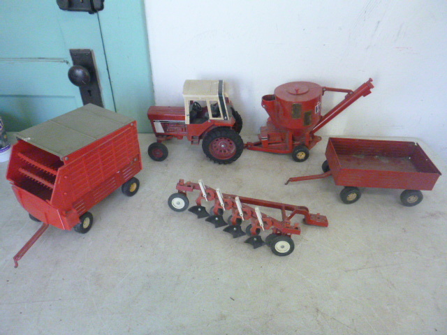 lot 18 image: 5 Metal Farm Toys