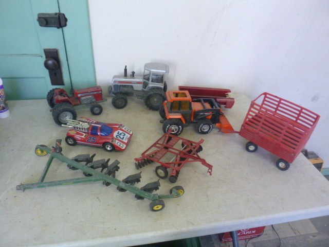 lot 19 image: 8 Metal Toys