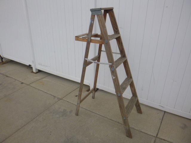 lot 55 image: Wood Step Ladder
