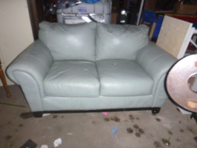 lot 59 image: Leather Love Seat