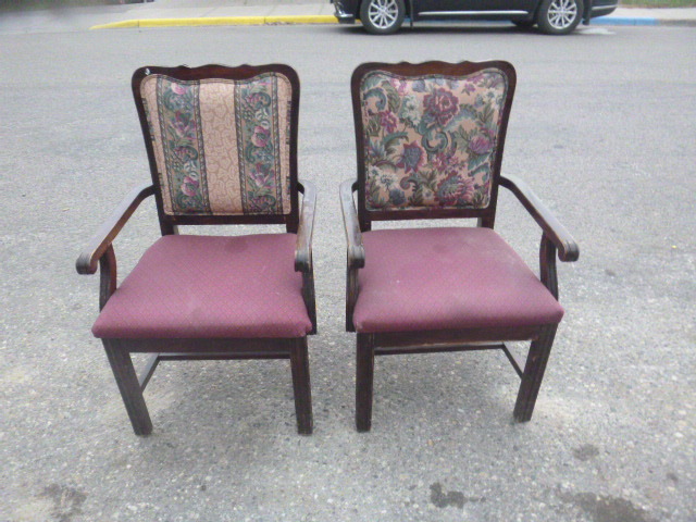 lot 60 image: 2 Vintage Arm Chairs
