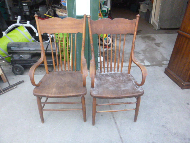 lot 61 image: 2 Vintage Arm Chairs