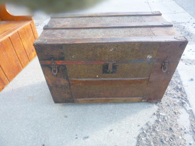 lot 64 image: Vintage Trunk