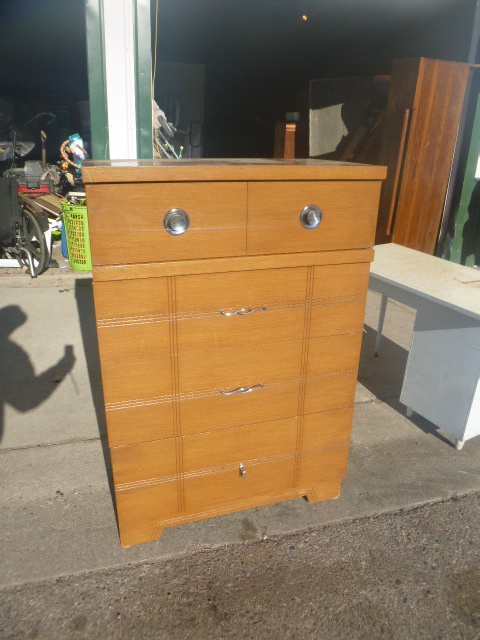 lot 72 image: 4 Drawer Dresser